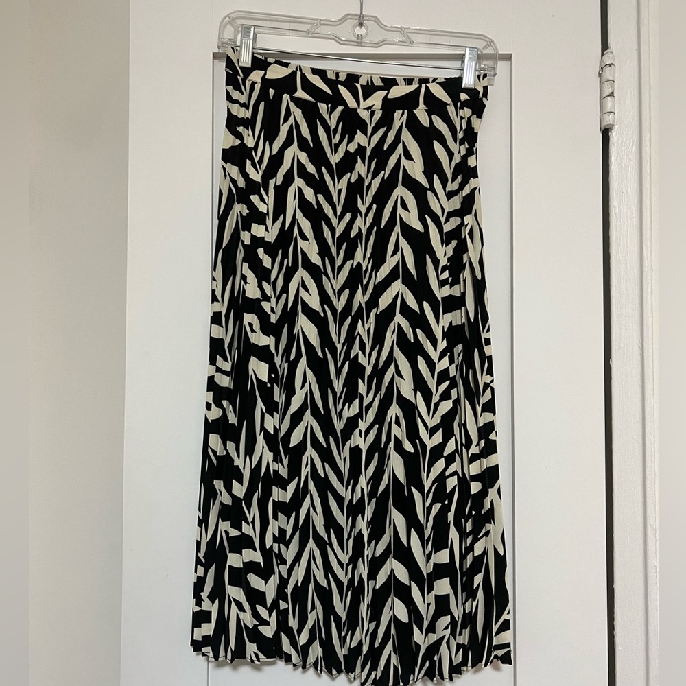 Skies are blue - black and white pleated miniskirt